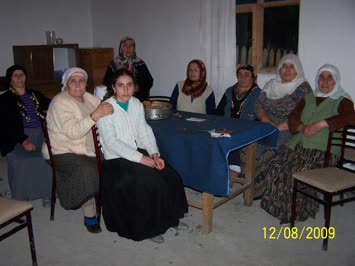 Köy hanımları muhtarlıkta sohbet halinde