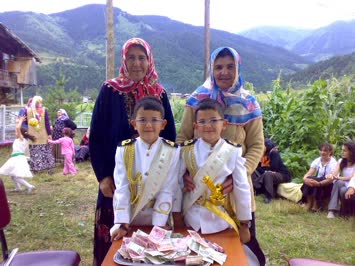 Tugay ve Ömer’in köyde sünnet düğünü oldu. Nazmiye hala ve Tuntul hala yanlarında.