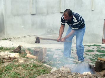 doner pışirmek icin odun yarıyor