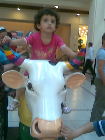 zeynep armoni parkta ineğe bindi