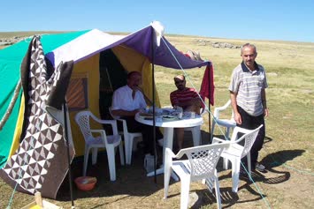 Düz dagda sabah kahvaltisi yaparken