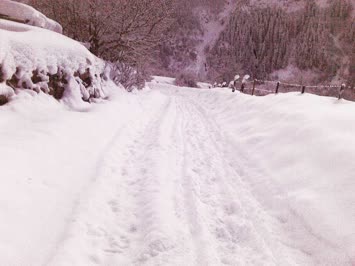köyün üst mahallesine doğru