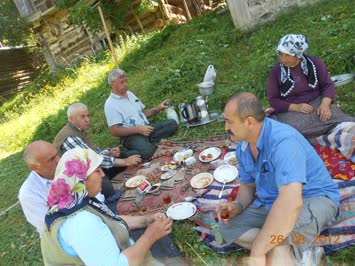 Cayir bicerken Öglen yemegi